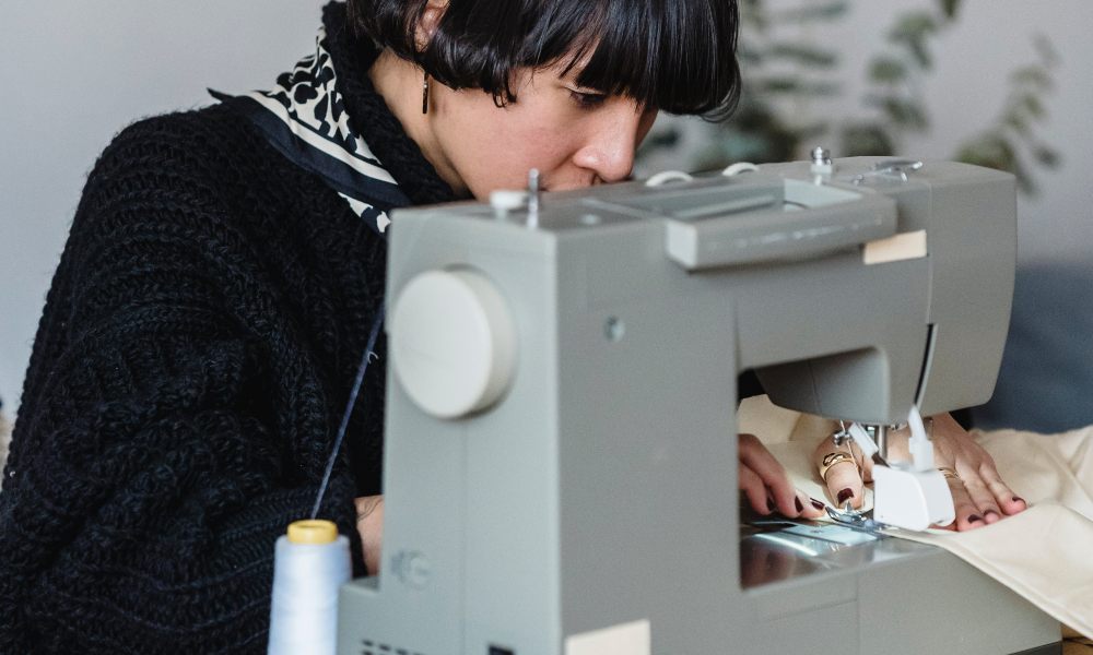 how to replace needle on sewing machine