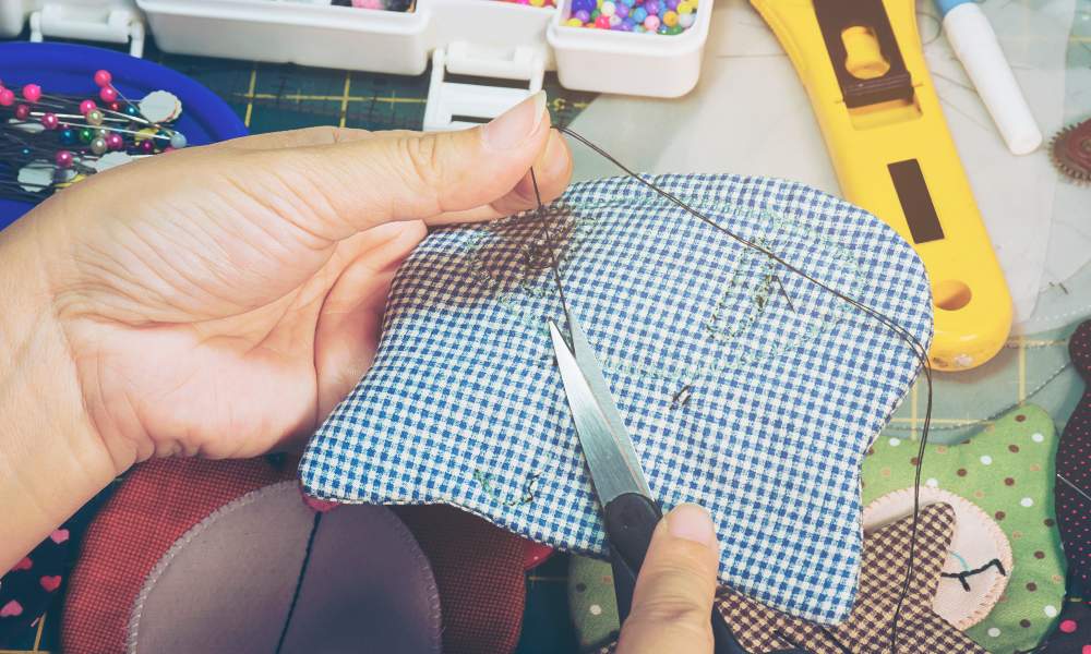 how to hand sew a seam