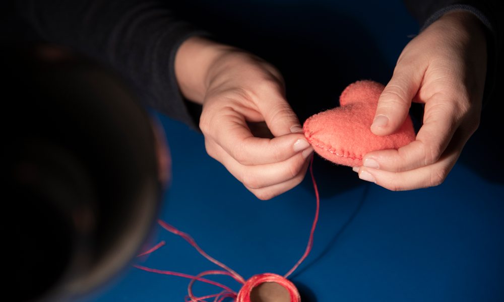 how to tie a sewing knot