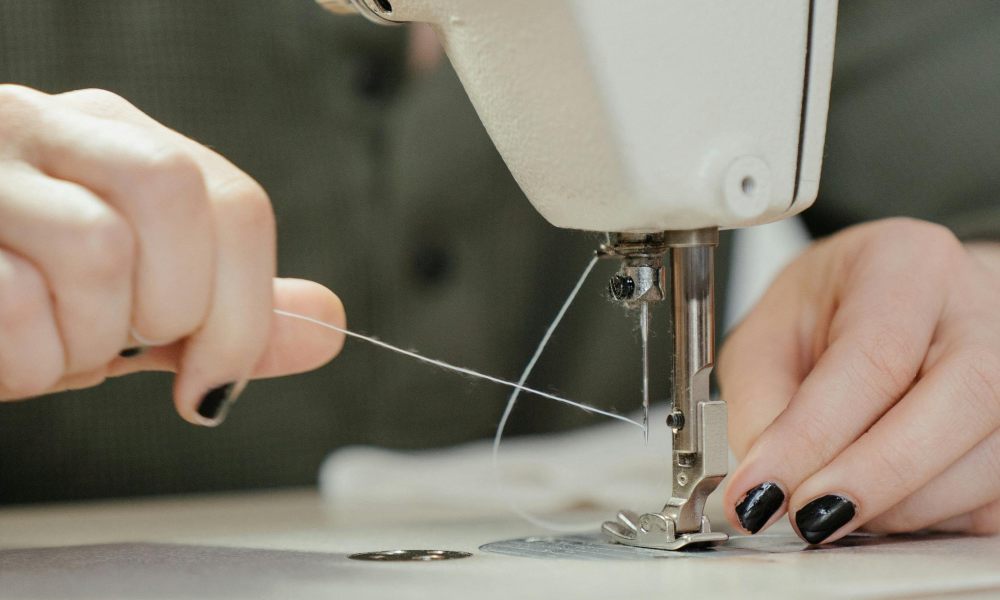 how to put thread in sewing machine
