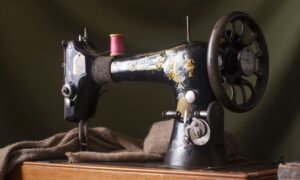 how to thread a singer sewing machine bobbin