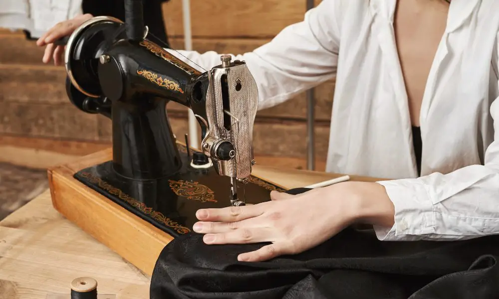how to use handheld sewing machine