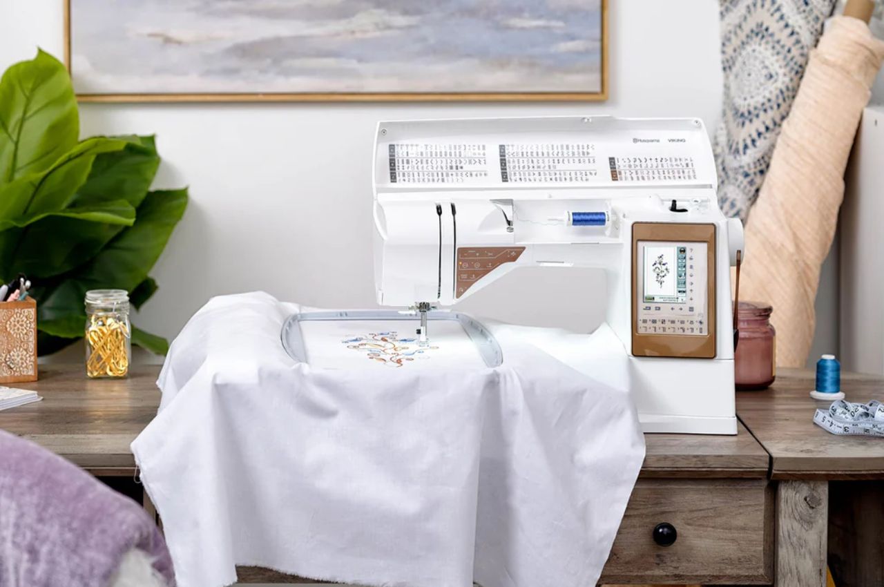 HUSQVARNA VIKING DESIGNER TOPAZ 50 Sewing & Embroidery Machine