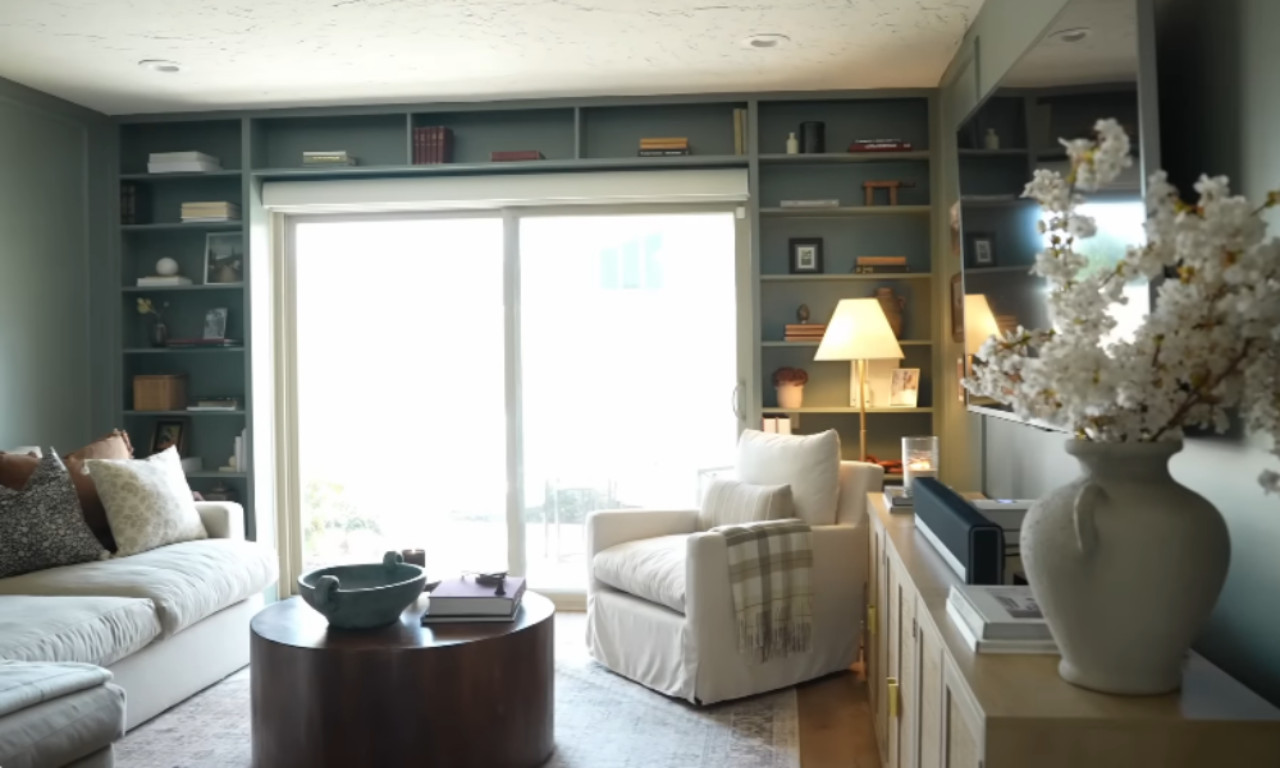 Room with arched built-in shelving